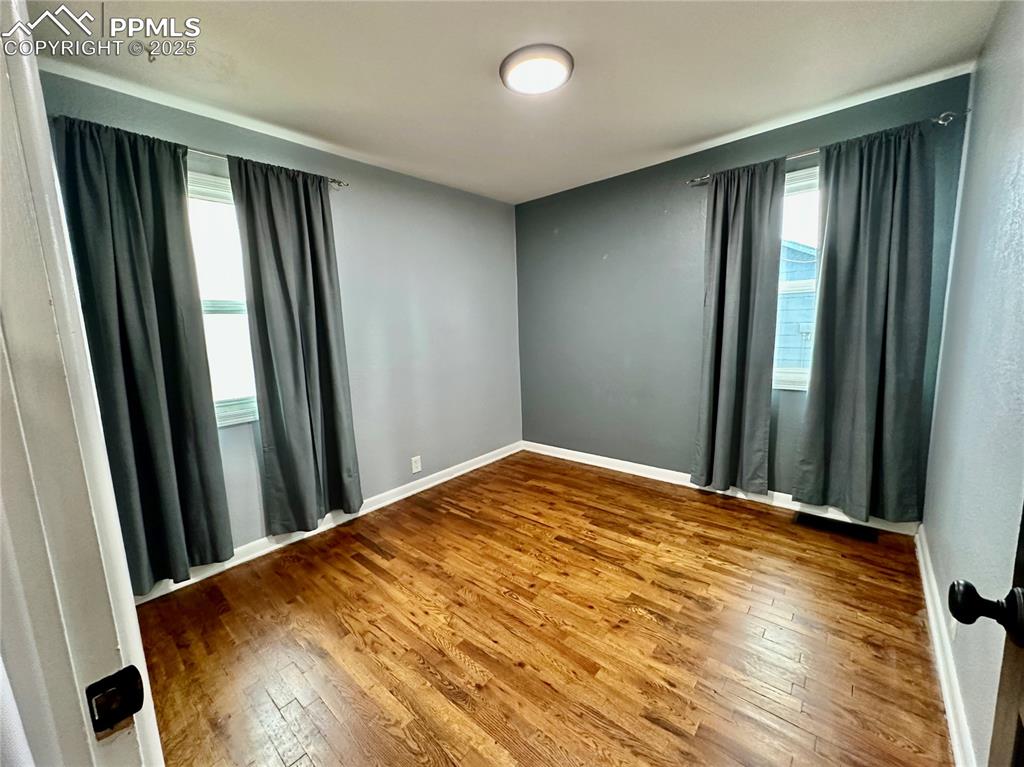 Image 13 of 17: Bedroom