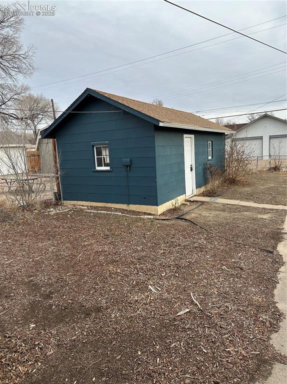 Image 15 of 17: Garage