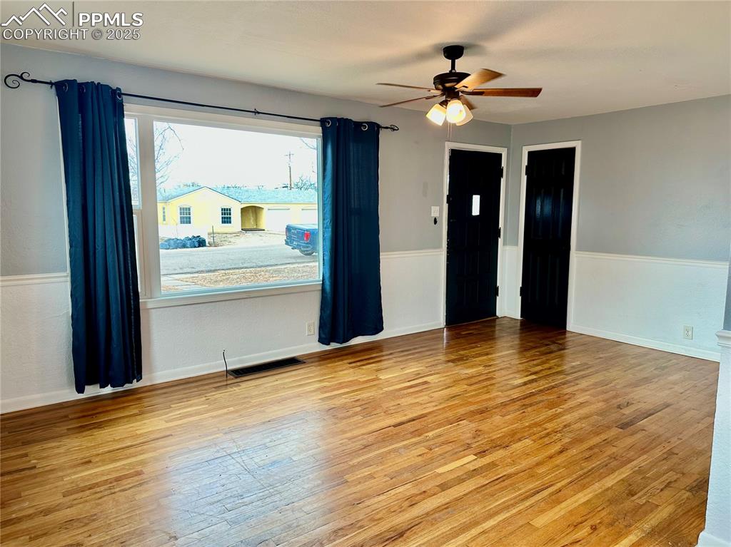 Image 4 of 17: Living Room