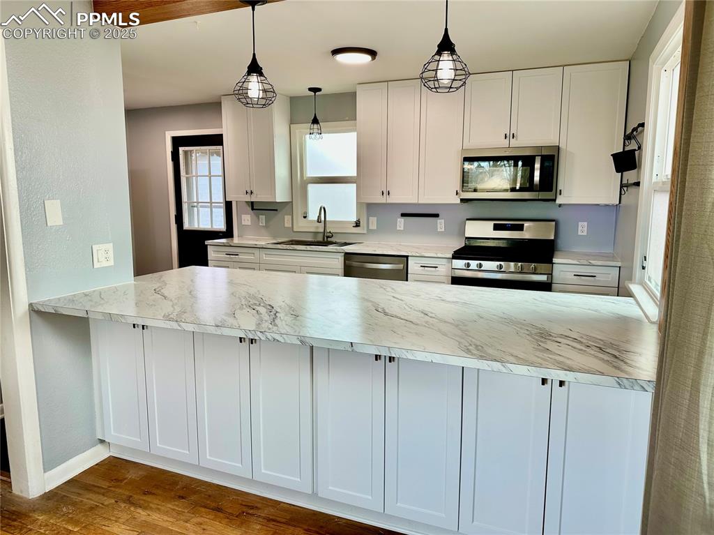 Image 5 of 17: Kitchen