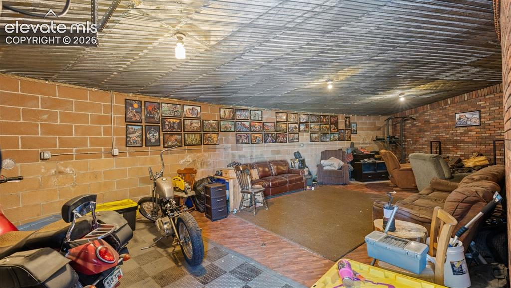 Image 15 of 23: Garage