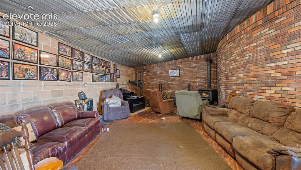 Image 16 of 23: Garage
