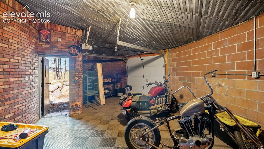 Image 17 of 23: Garage
