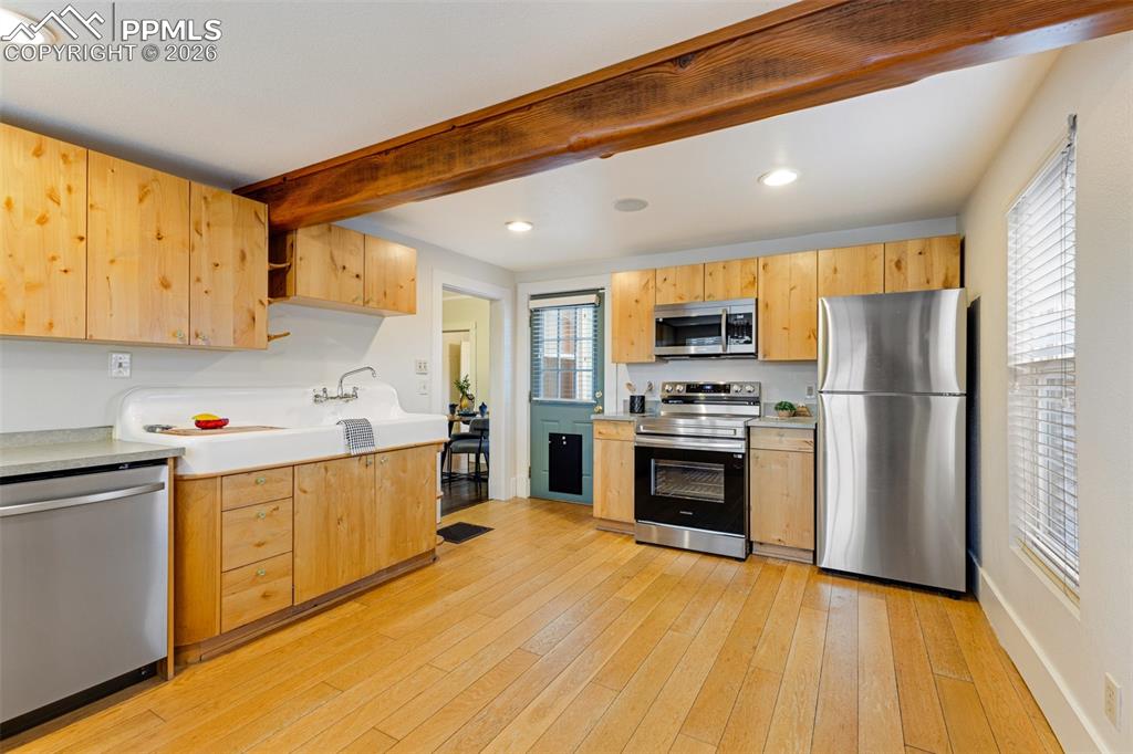 Image 12 of 27: Kitchen