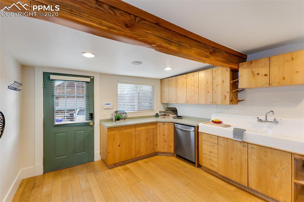 Image 13 of 27: Kitchen