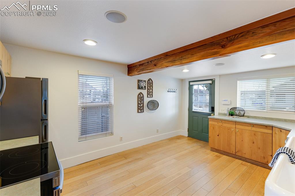 Image 14 of 27: Kitchen