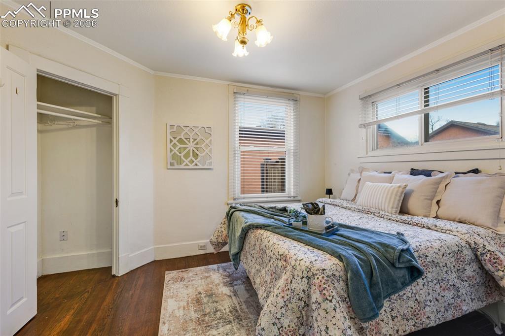 Image 15 of 27: Bedroom