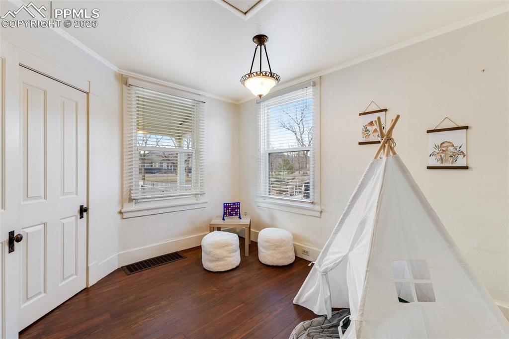 Image 16 of 27: Bedroom