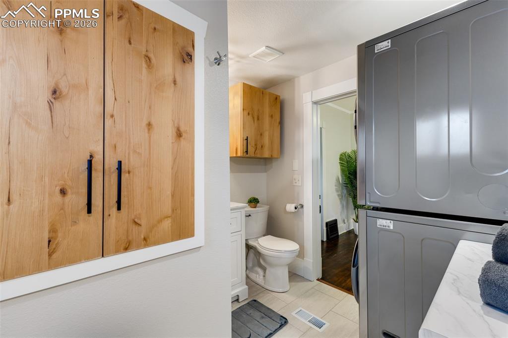 Image 19 of 27: Bathroom