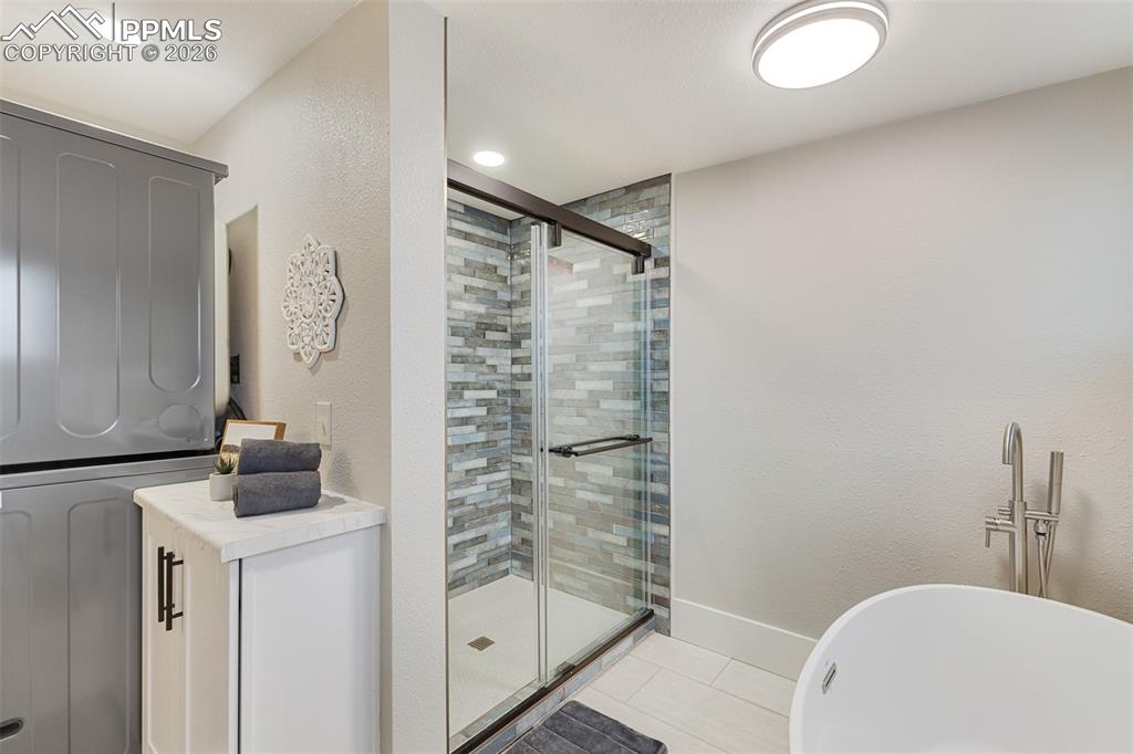 Image 20 of 27: Bathroom