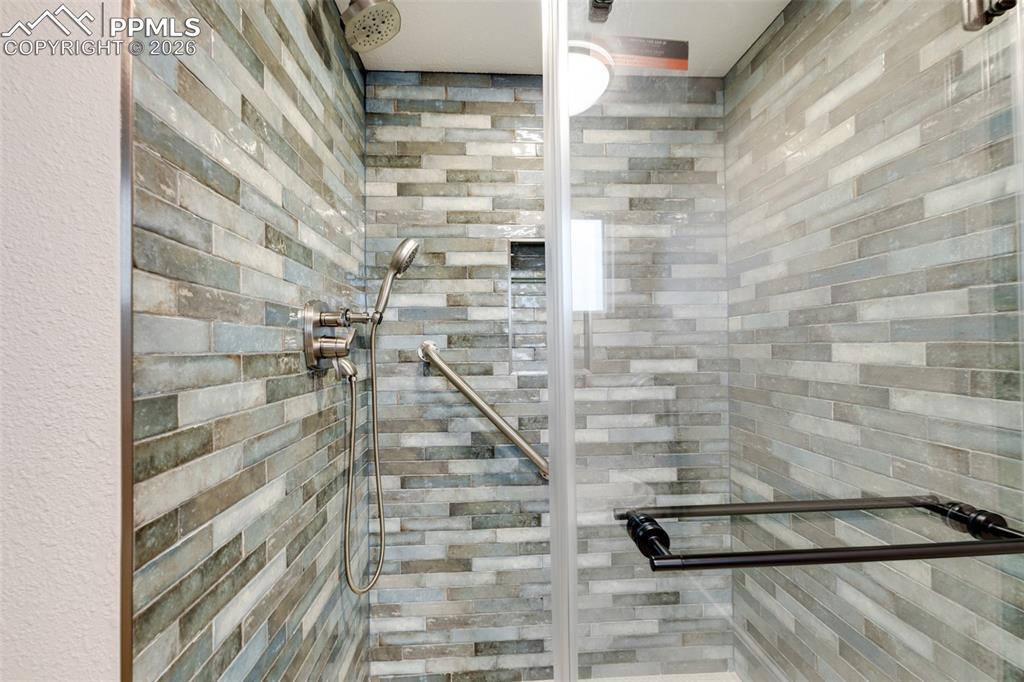 Image 21 of 27: Bathroom