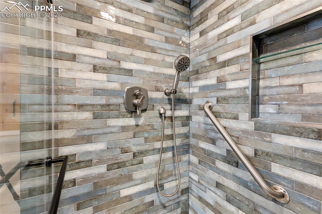 Image 22 of 27: Bathroom