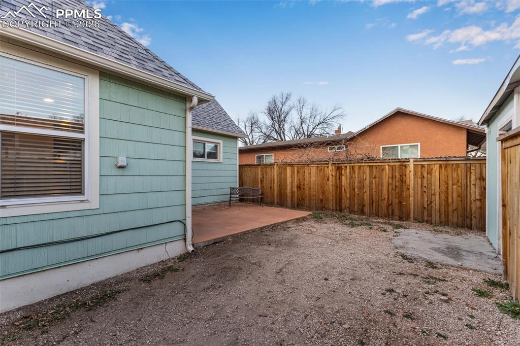 Image 26 of 27: Yard