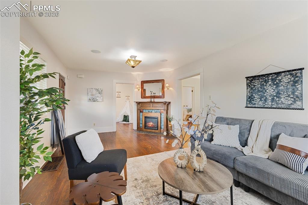 Image 7 of 27: Living Room