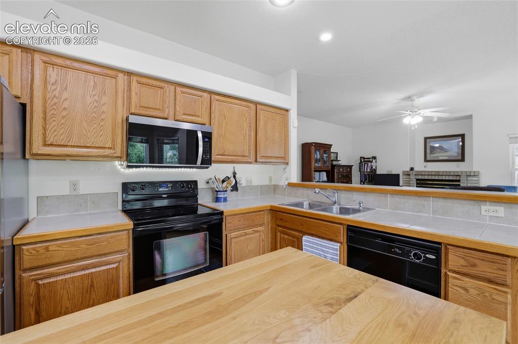 Image 10 of 42: Kitchen