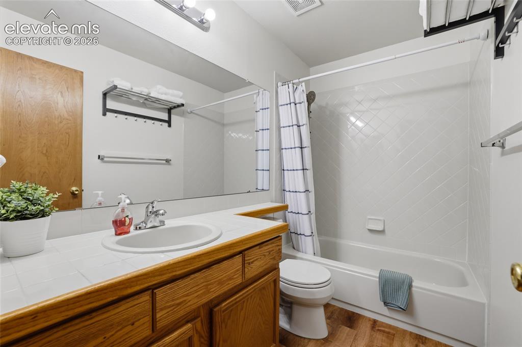 Image 26 of 42: Bathroom
