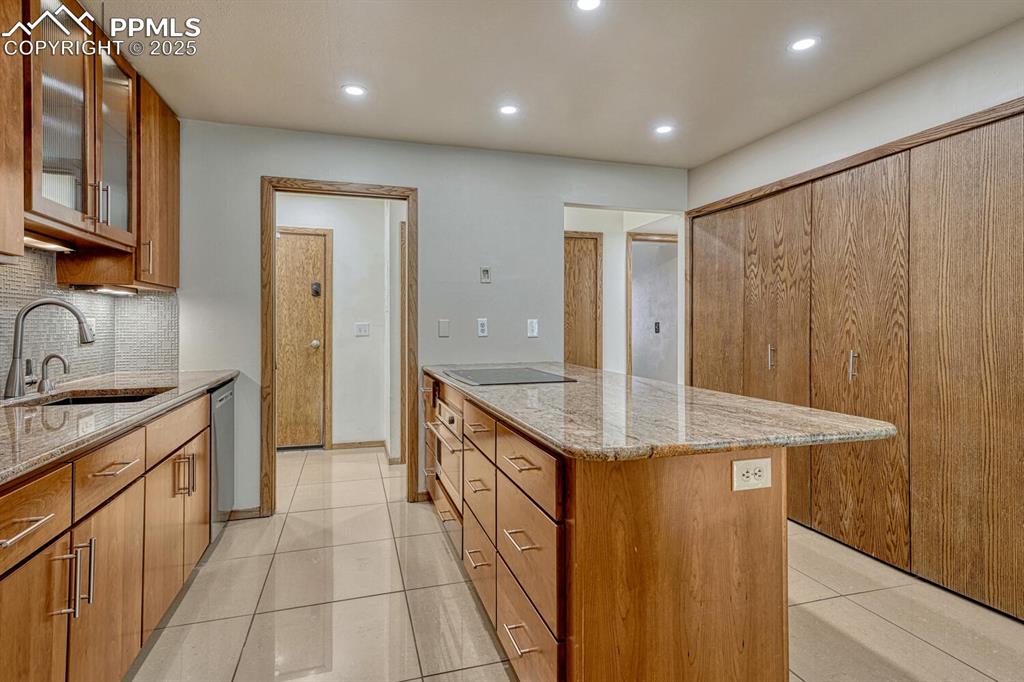 Image 10 of 50: Kitchen