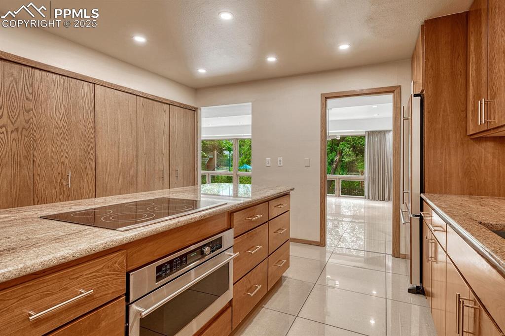 Image 11 of 50: Kitchen