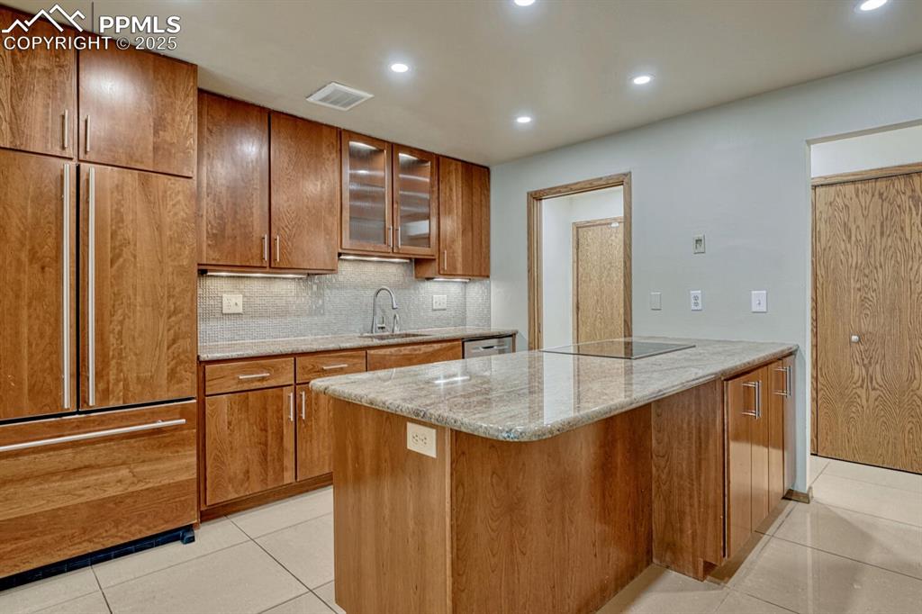 Image 9 of 50: Kitchen