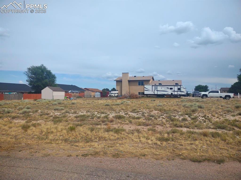 Image 2 of 3: Yard