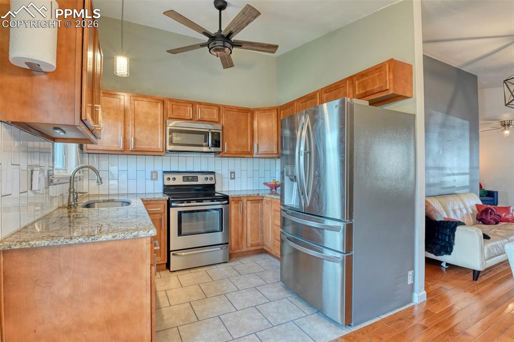 Image 14 of 41: Kitchen