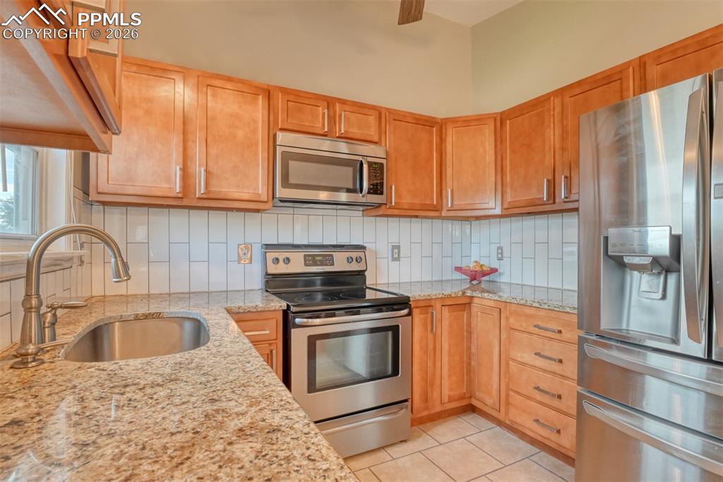 Image 15 of 41: Kitchen