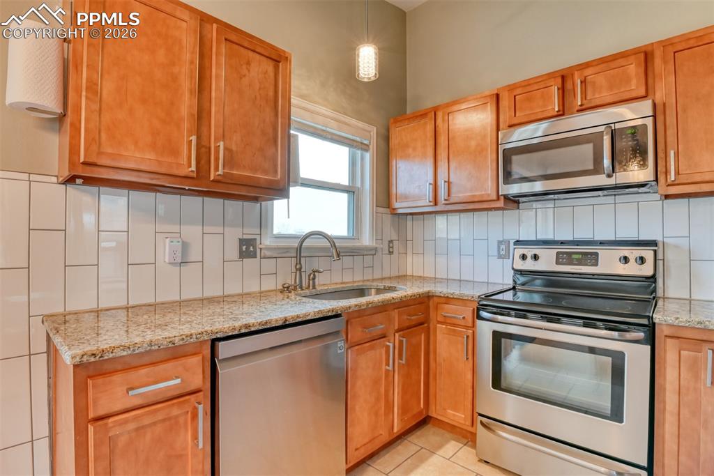 Image 16 of 41: Kitchen