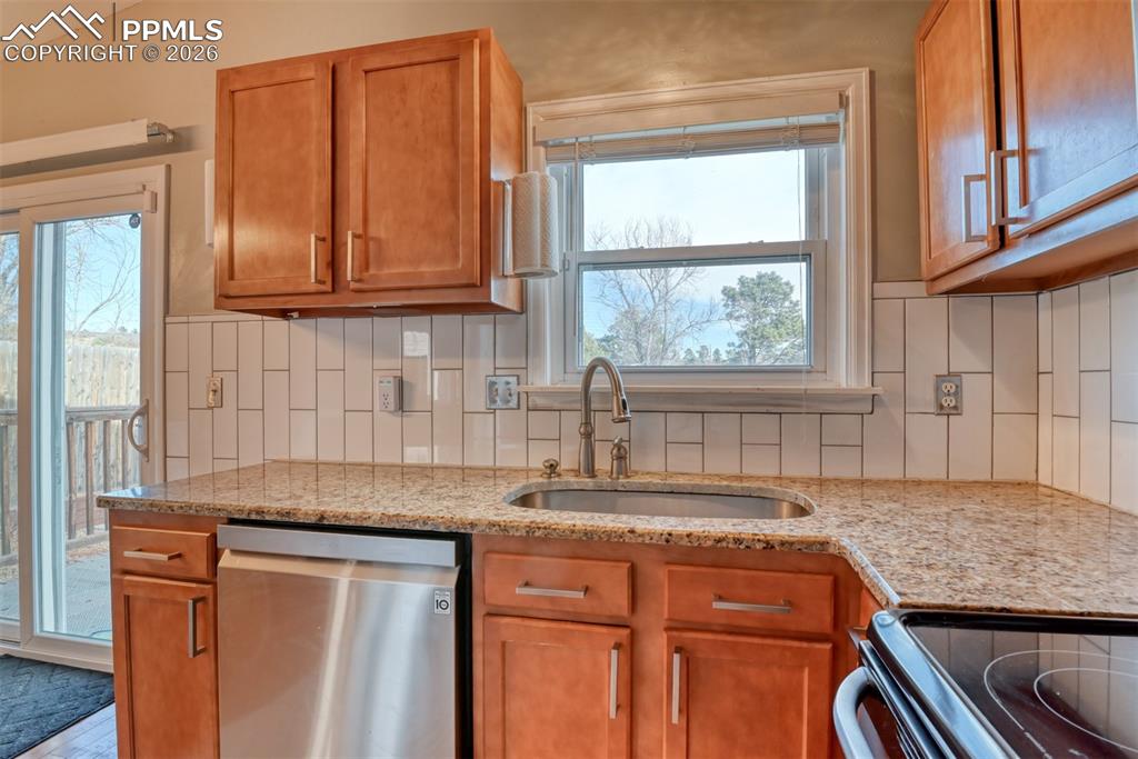 Image 17 of 41: Kitchen