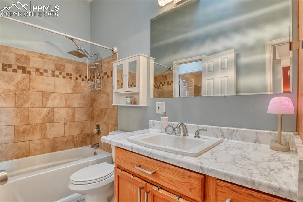 Image 27 of 41: Bathroom