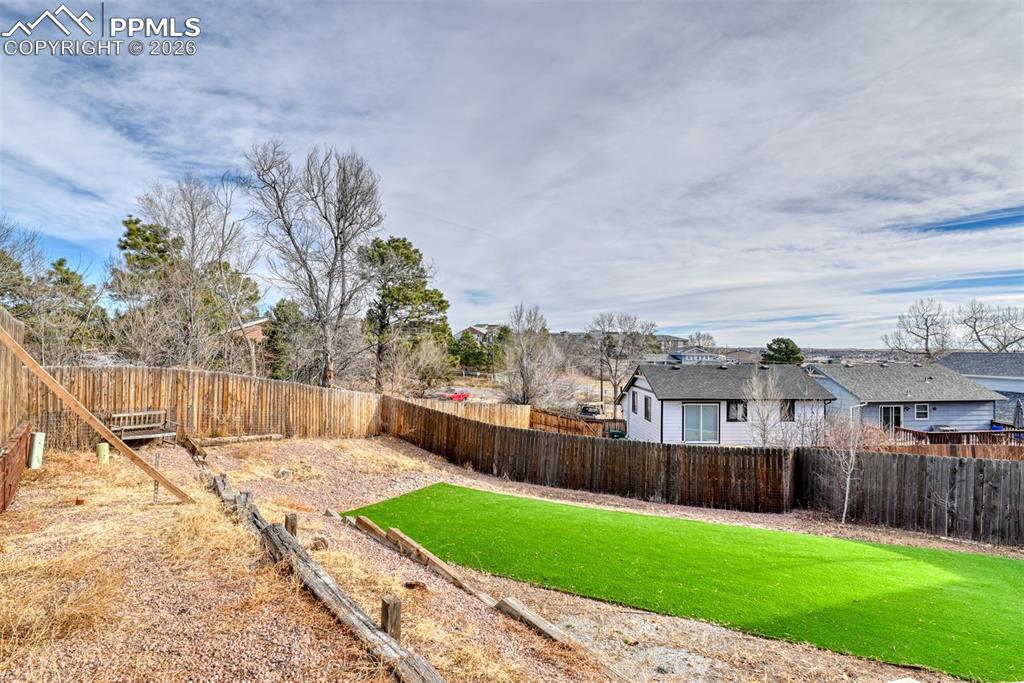 Image 36 of 41: Yard