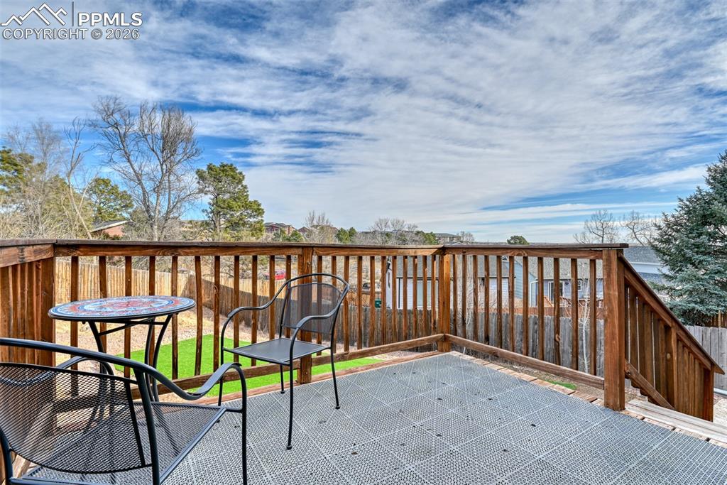 Image 40 of 41: Deck