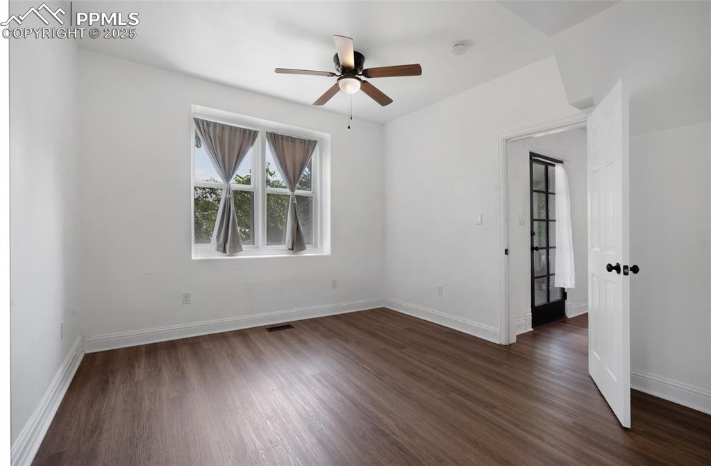 Image 12 of 31: Bedroom