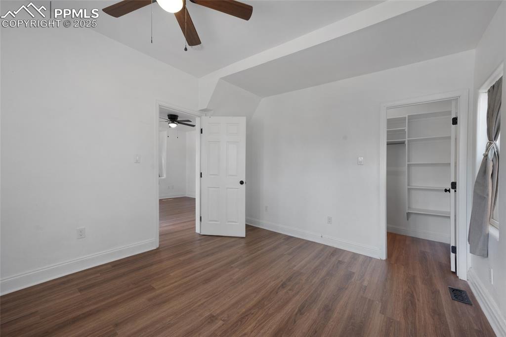 Image 13 of 31: Bedroom