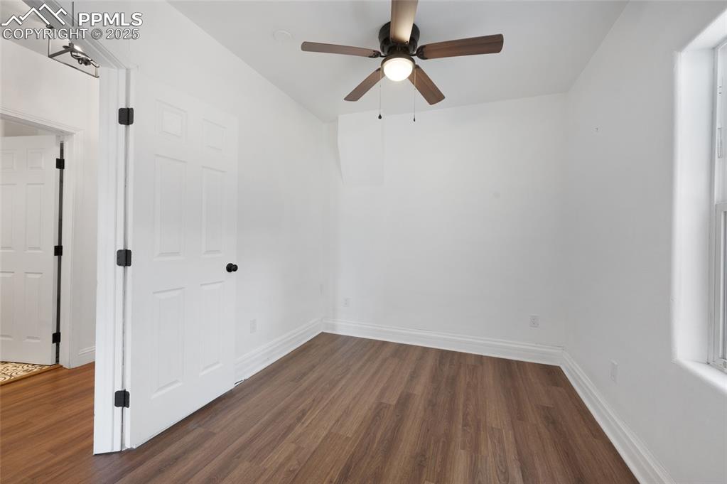 Image 16 of 31: Bedroom