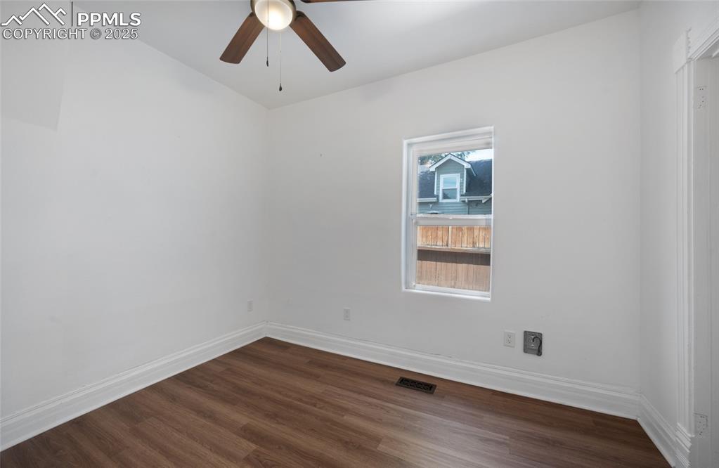 Image 17 of 31: Bedroom