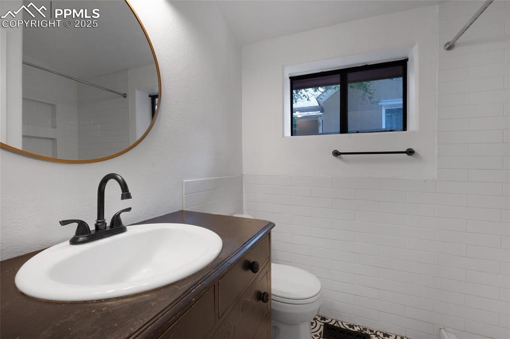 Image 19 of 31: Bathroom