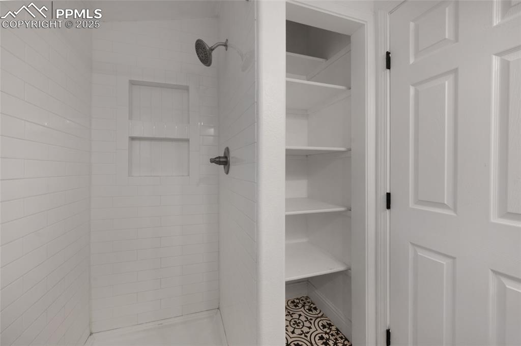 Image 20 of 31: Bathroom