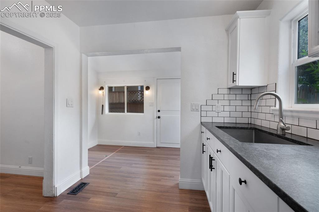 Image 21 of 31: Kitchen