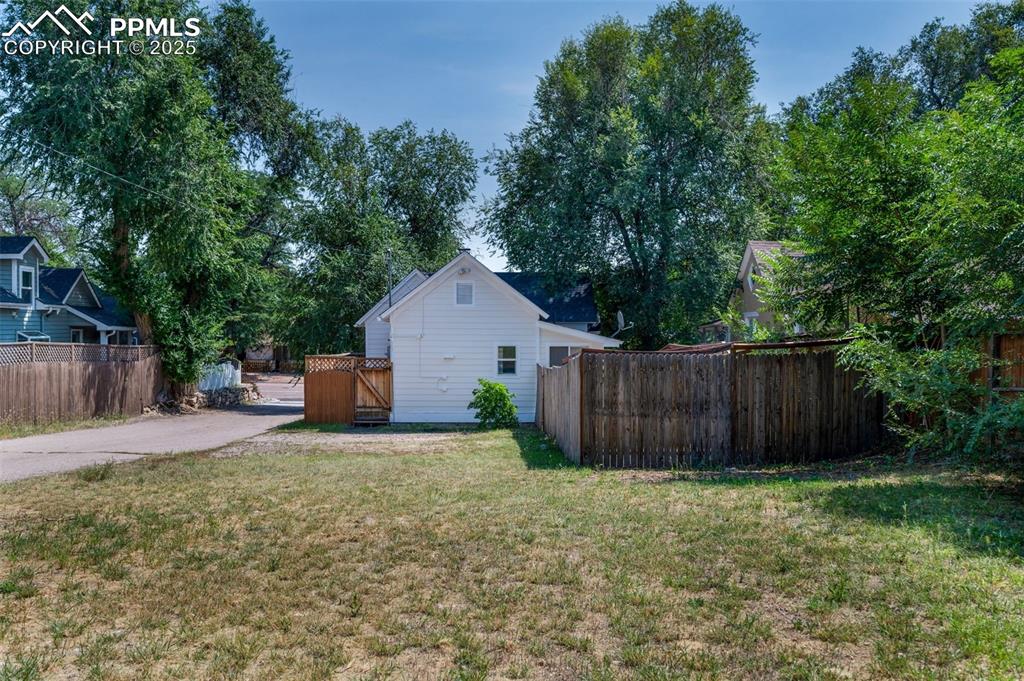 Image 24 of 31: Yard