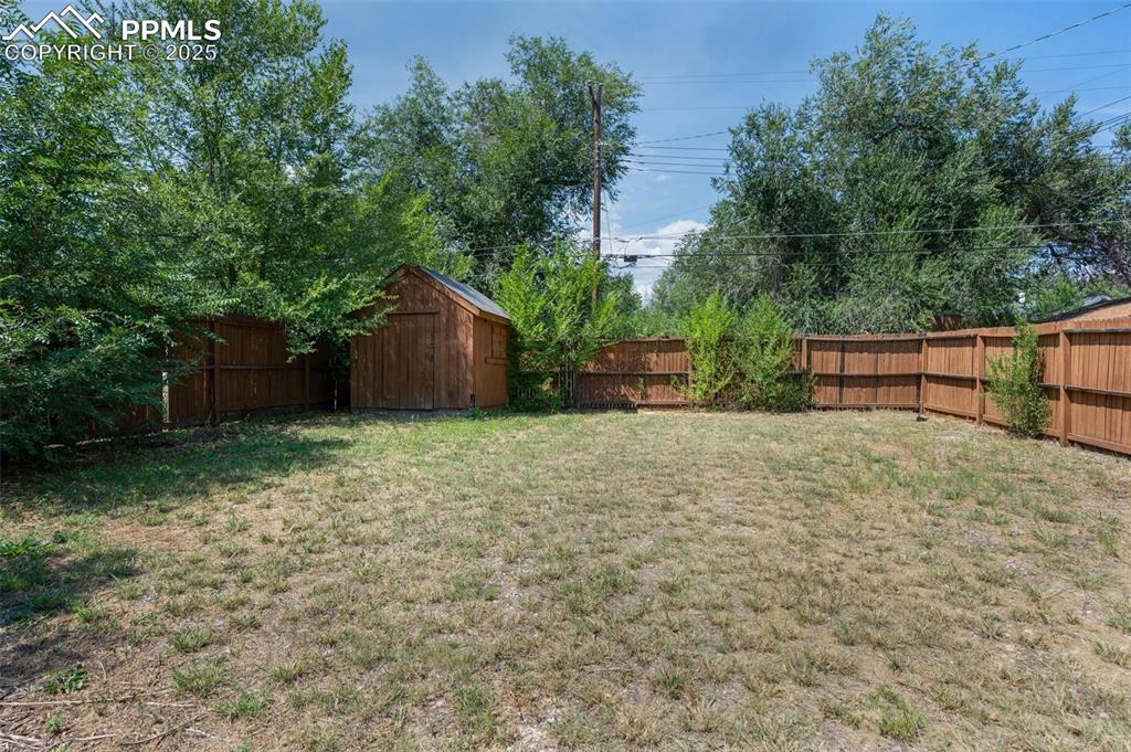 Image 25 of 31: Yard