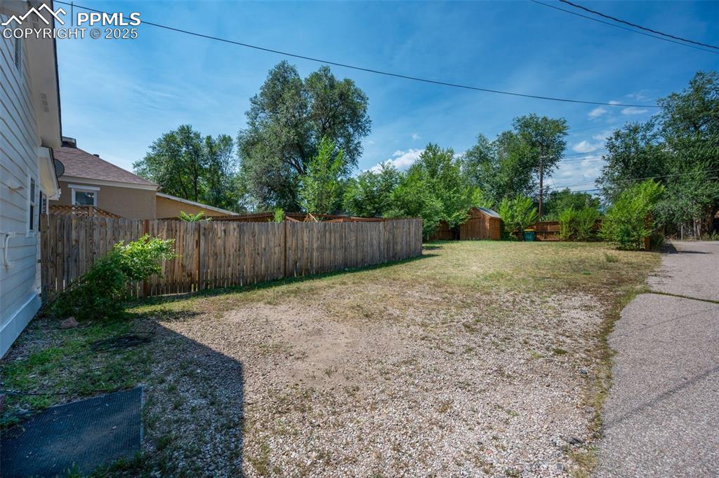 Image 26 of 31: Yard