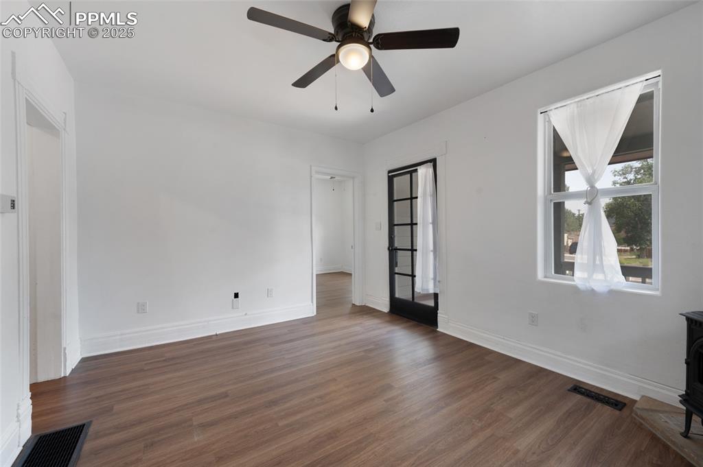 Image 6 of 31: Living Room