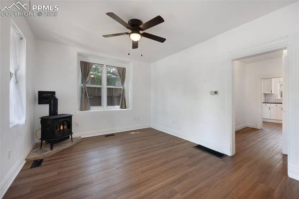 Image 7 of 31: Living Room