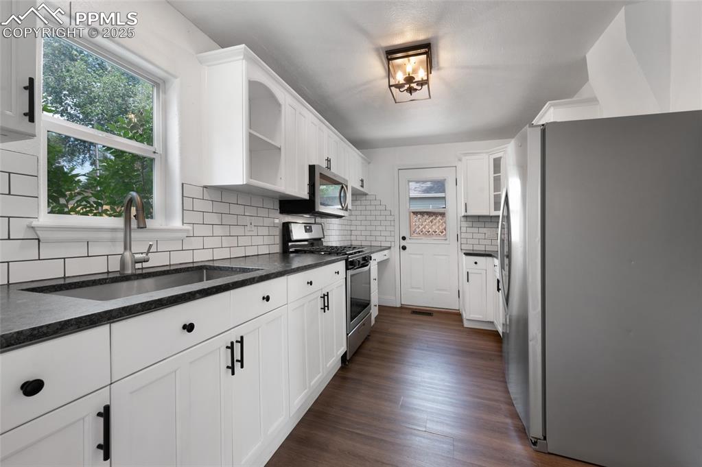 Image 8 of 31: Kitchen