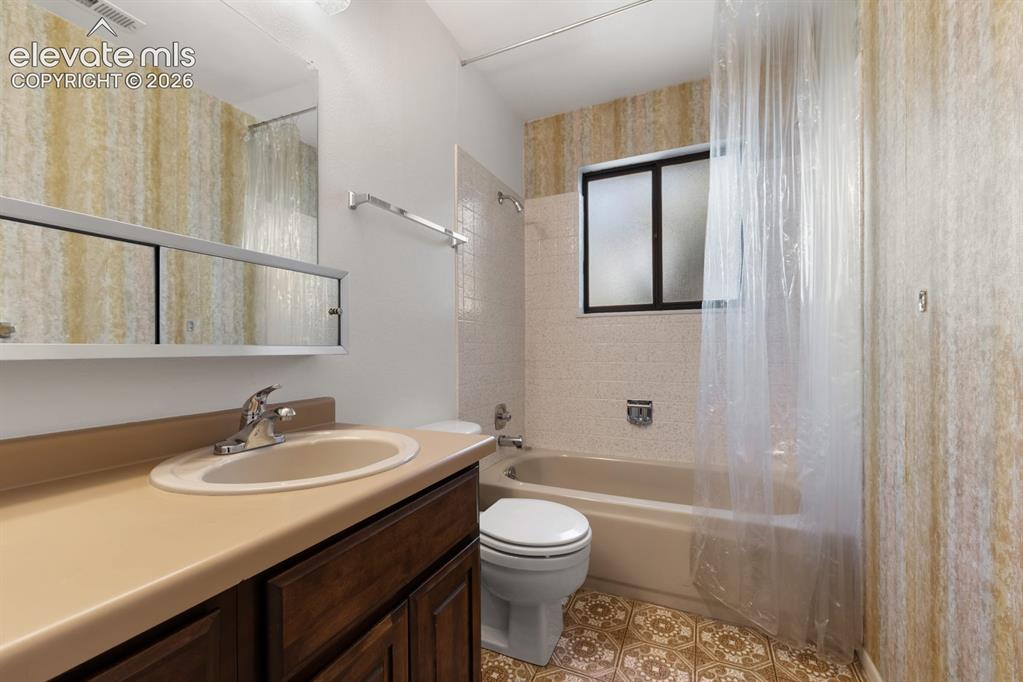 Image 11 of 50: Bathroom