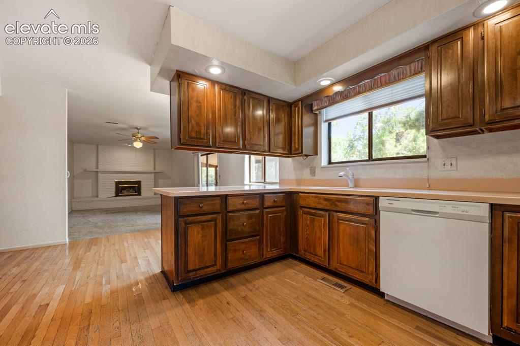 Image 14 of 50: Kitchen