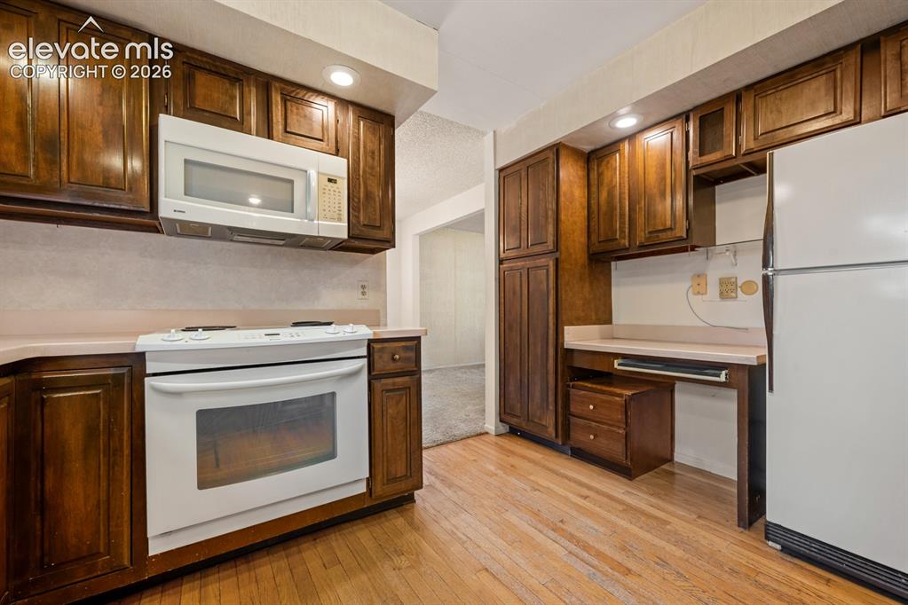Image 15 of 50: Kitchen
