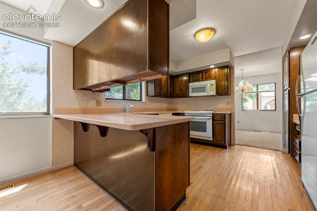 Image 16 of 50: Kitchen