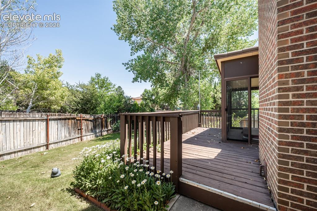 Image 44 of 50: Deck