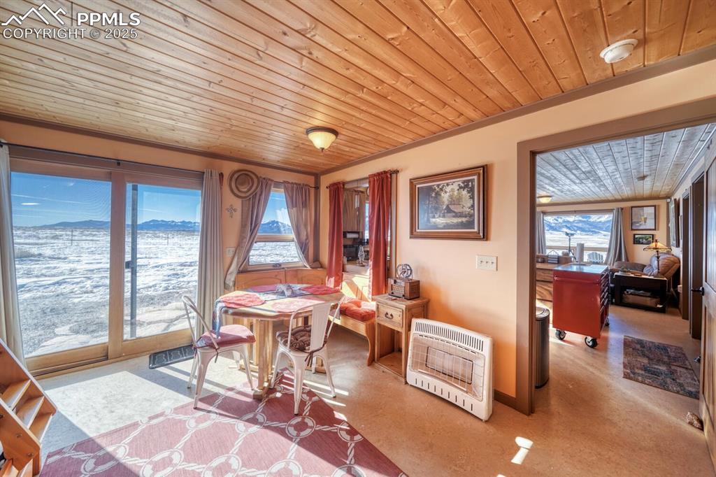 Image 10 of 50: Dining Area